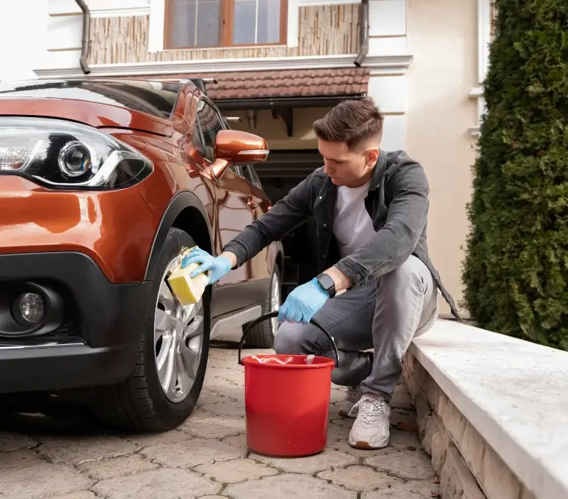 Lavage auto à domicile Saint-Michel-sur-Rhône : professionnel intervenant sur un véhicule
